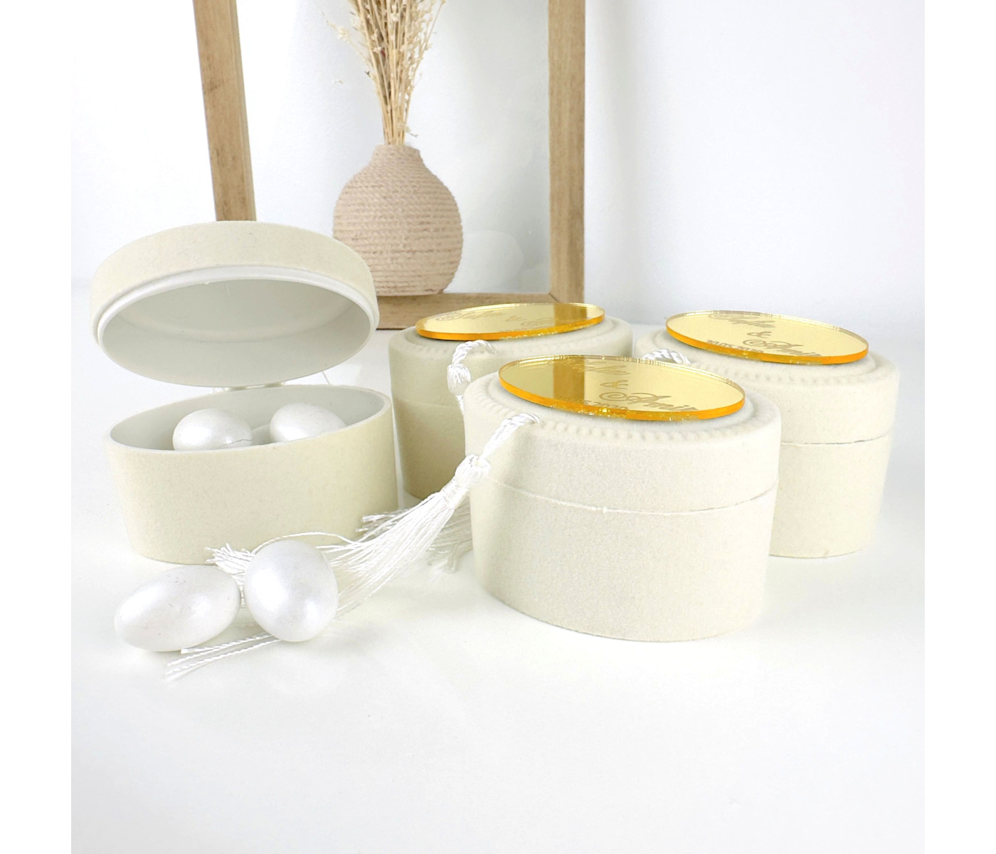 Cadeau invité contenant à dragées velours beige