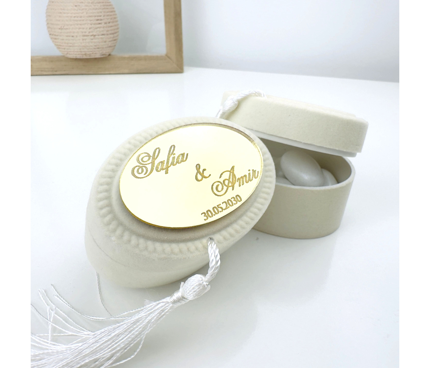Cadeau invité contenant à dragées velours beige Cadeau invité contenant à dragées velours beige