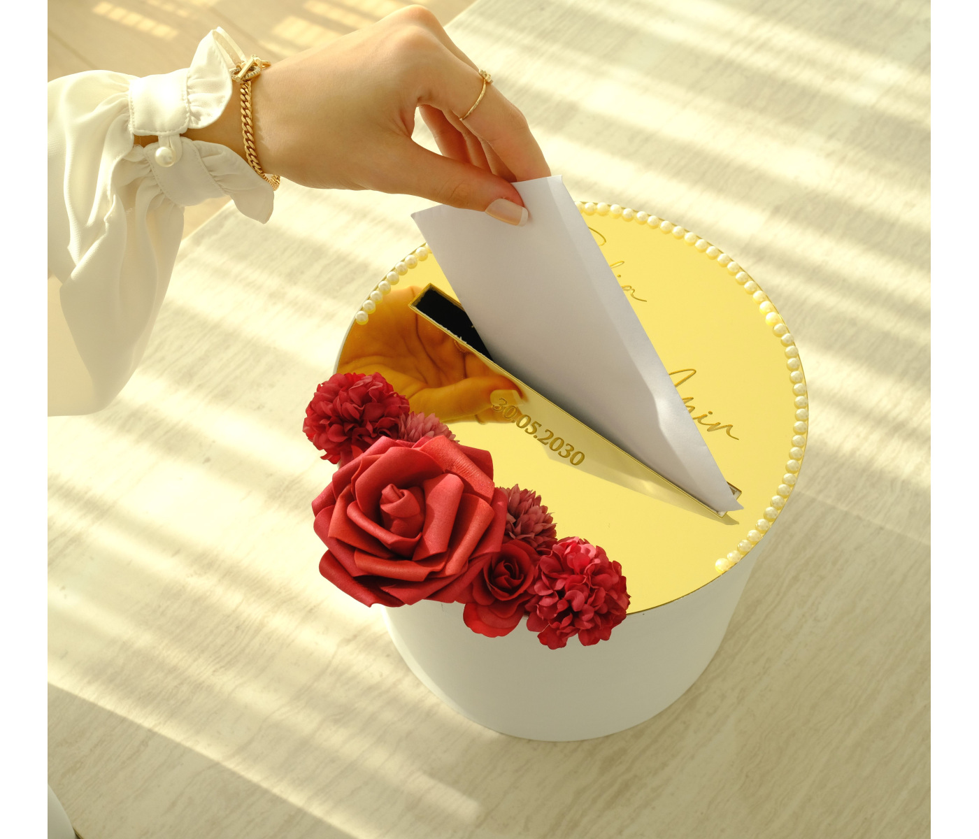 Urne élégante avec rose